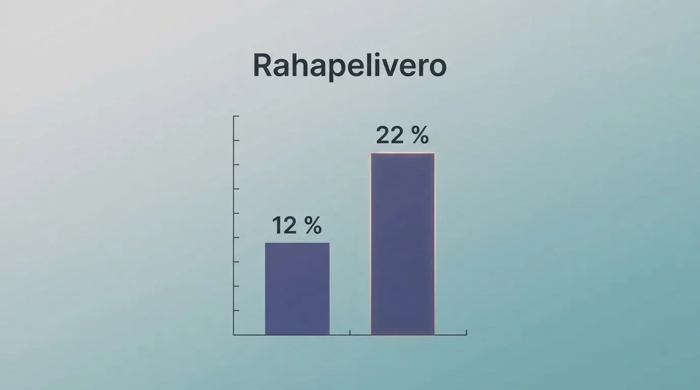 Kolme kannettavaa tietokonetta on aseteltu rinnakkain pöydälle vertailua varten toimistovalaistuksessa.